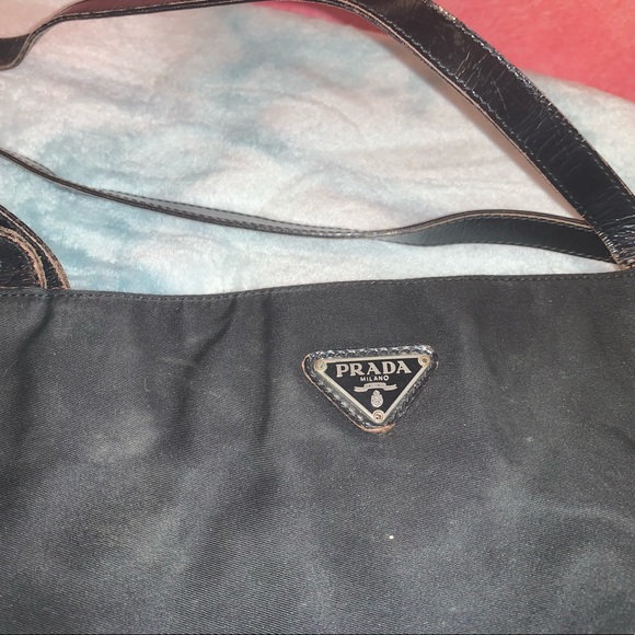 Stylish Prada bag - Picture 3 of 9